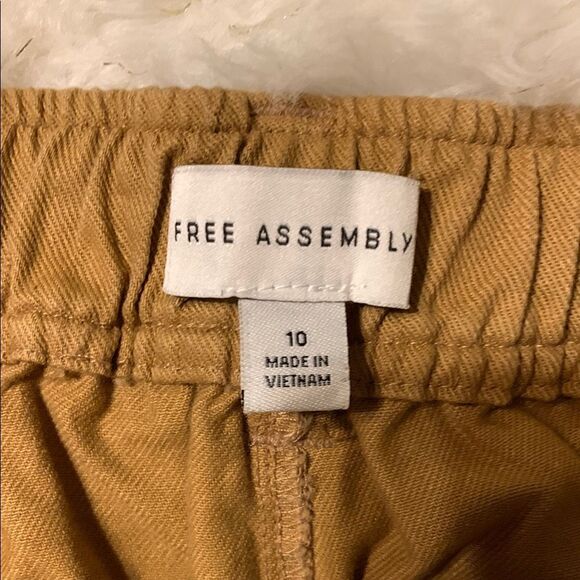 Tan Ankle Baggy Cropped Cargo Pants with Modern Silhouette. NWOT never worn - Picture 8 of 9